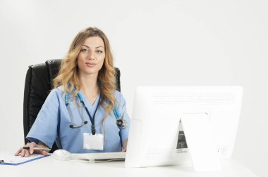 Sarışın kadın doktor PC ile çalışma