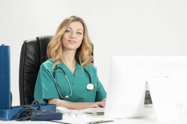 Sarışın kadın doktor PC ile çalışma