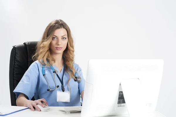 Blonde female doctor working with pc — Stock Photo, Image