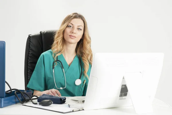 Blond kvinnlig läkare arbetar med pc — Stockfoto