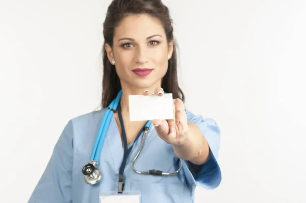 Gros plan de la main d'une femme médecin montrant une carte de visite vierge — Photo