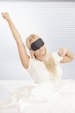 Yatakta uyanan kadın