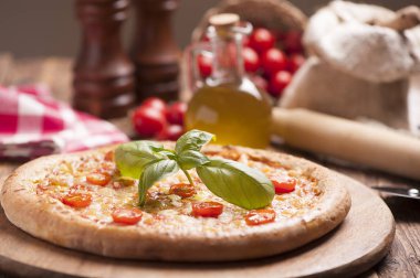 İtalyan pizza domates erimiş altın peynir ile tepesinde ile