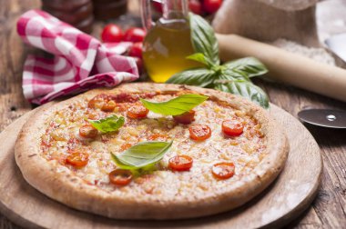 İtalyan pizza domates erimiş altın peynir ile tepesinde ile