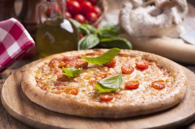 İtalyan pizza domates erimiş altın peynir ile tepesinde ile