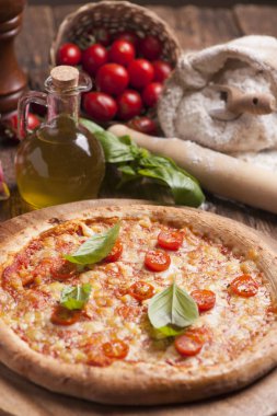 İtalyan pizza domates erimiş altın peynir ile tepesinde ile