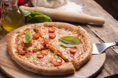 İtalyan pizza domates erimiş altın peynir ile tepesinde ile