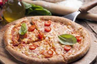 İtalyan pizza domates erimiş altın peynir ile tepesinde ile