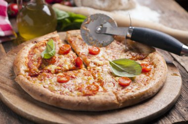 İtalyan pizza domates erimiş altın peynir ile tepesinde ile