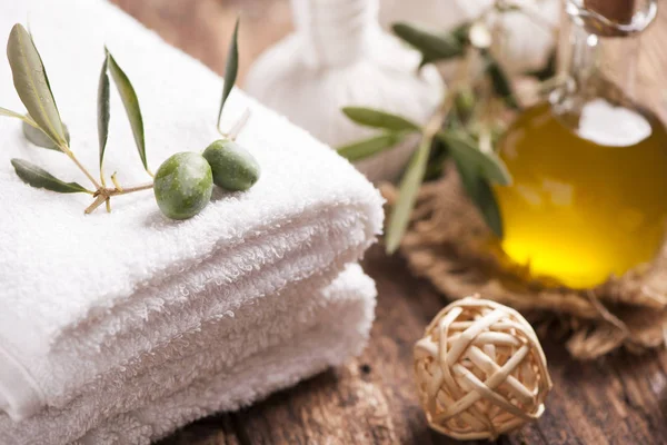 Bars of soap with fresh mint leaves and towels — Stock Photo, Image