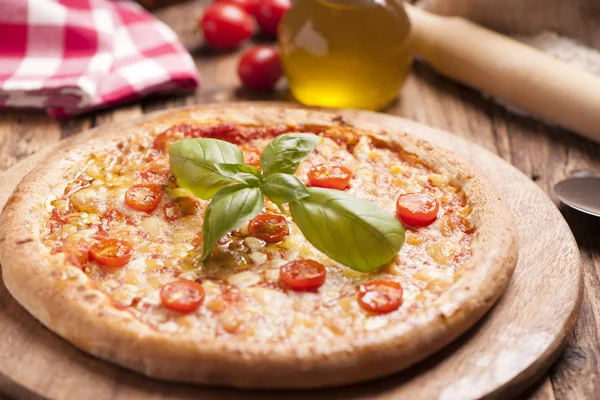 İtalyan pizza domates erimiş altın peynir ile tepesinde ile