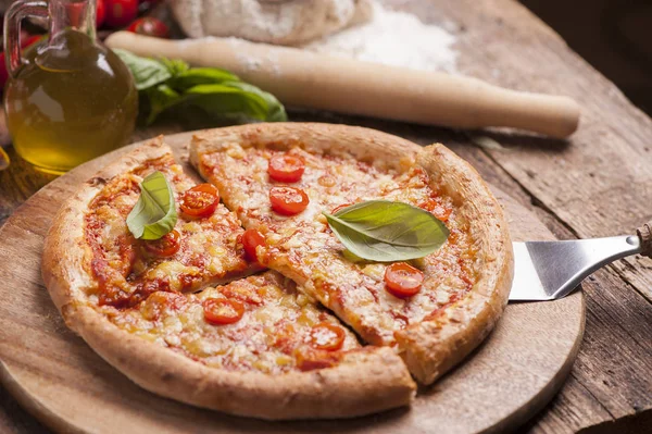 İtalyan pizza domates erimiş altın peynir ile tepesinde ile