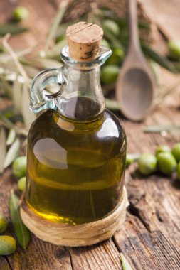Zeytinyağı ve zeytin ahşap rustik masa üzerinde