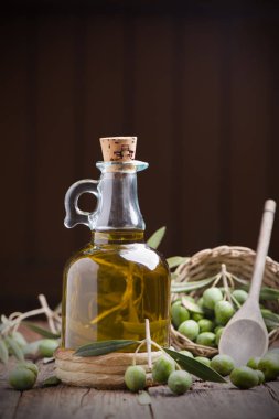 Zeytinyağı ve zeytin ahşap rustik masa üzerinde