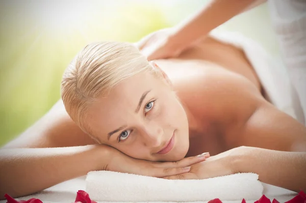 Jonge vrouw ontvangende Massage — Stockfoto