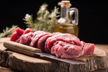 Eski ahşap masada taze çiğ et.