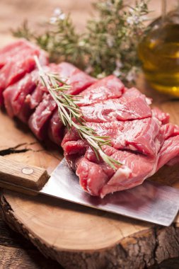 Eski ahşap masada taze çiğ et.