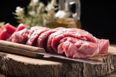 Eski ahşap masada taze çiğ et.