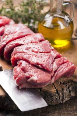 Eski ahşap masada taze çiğ et.