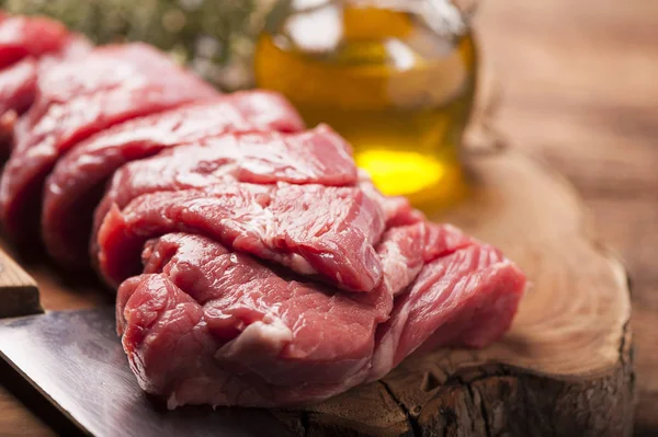 Carne fresca cruda en mesa de madera vieja — Foto de Stock