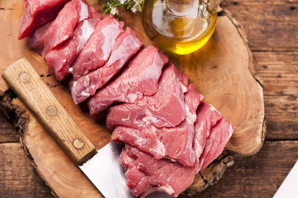 Carne fresca cruda en mesa de madera vieja — Foto de Stock