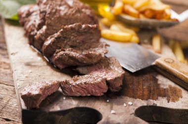 ahşap üzerine lezzetli sığır steakes