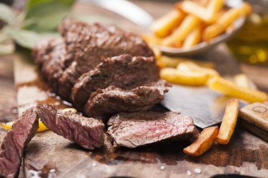 ahşap üzerine lezzetli sığır steakes