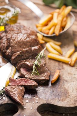 ahşap üzerine lezzetli sığır steakes