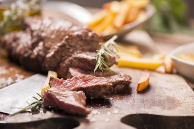 ahşap üzerine lezzetli sığır steakes