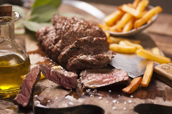 ahşap üzerine lezzetli sığır steakes