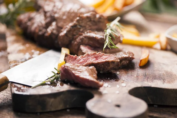 ahşap üzerine lezzetli sığır steakes