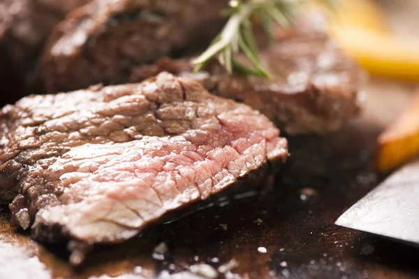 ahşap üzerine lezzetli sığır steakes