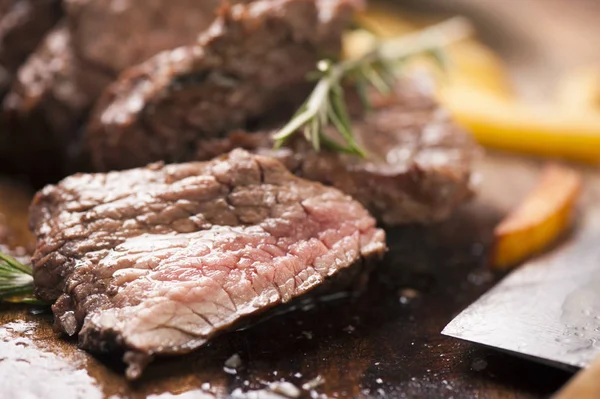 ahşap üzerine lezzetli sığır steakes