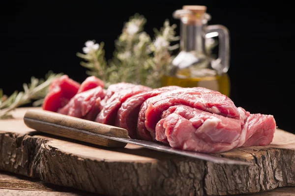 Eski ahşap masada taze çiğ et.