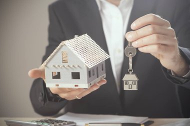 Evin anahtarları ve satış veya ev taşımak için model ev kavramı