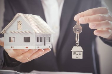 Evin anahtarları ve satış veya ev taşımak için model ev kavramı