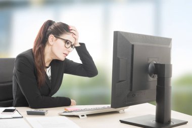 stres ve baş ağrısı ile yorgun genç profesyonel kadın 