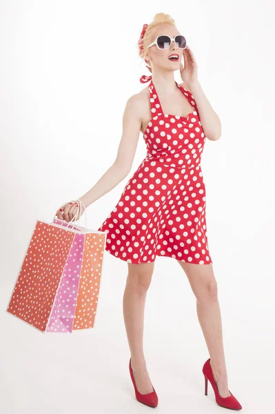 Rétro pin up fille shopping. Femme tenant sac en papier — Photo
