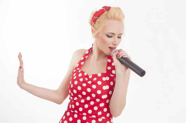Portrait isolé d'une drôle d'étoile chanteuse parlant dans un microphone. karaoké pop star — Photo