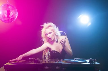 güzel kadın dj vinil kayıtlar yığını ile