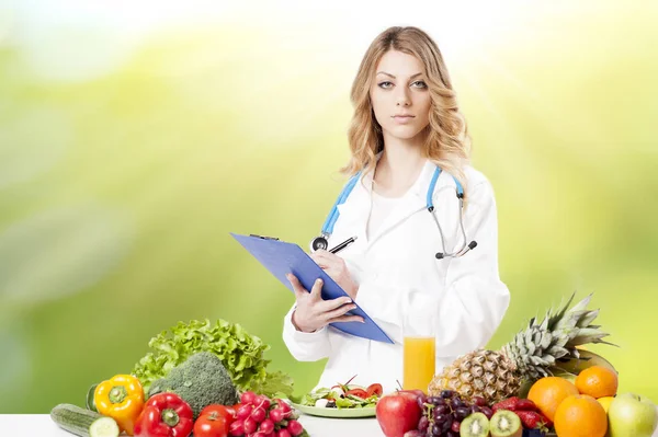 Portret van gelukkig vrouwelijke diëtist met verse groenten — Stockfoto