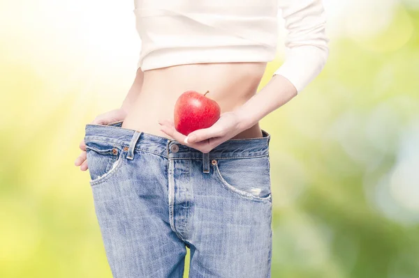 Γυναίκα που δείχνει τα μήλα σε στενή επάνω του στομάχου κοιλιά — Φωτογραφία Αρχείου