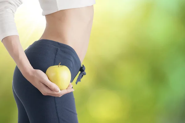 Vrouw een appels in nauwe opdagen van buik-maag — Stockfoto