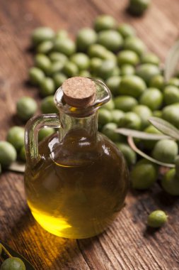 Zeytinyağı ve zeytin ahşap rustik masa üzerinde