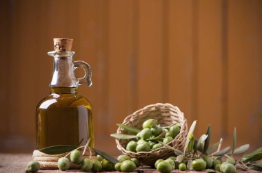 Zeytinyağı ve zeytin ahşap rustik masa üzerinde