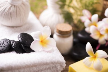 Havlu ve plumeria Spa taşlarla
