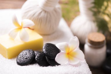 Havlu ve plumeria Spa taşlarla