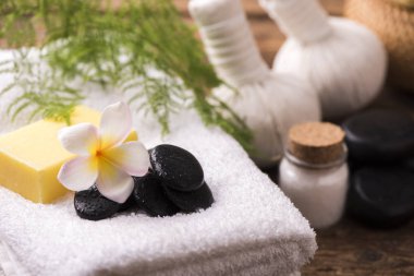 Havlu ve plumeria Spa taşlarla