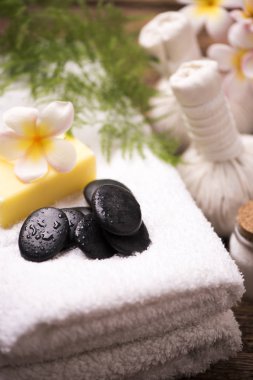 Havlu ve plumeria Spa taşlarla