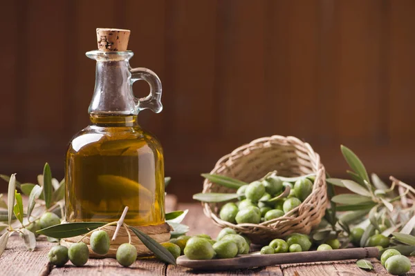 Zeytinyağı ve zeytin ahşap rustik masa üzerinde